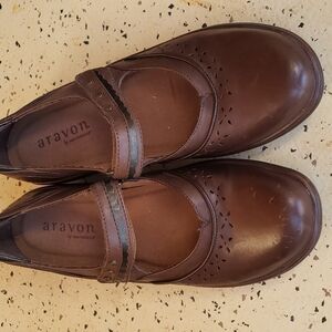 𝅺aravon women's Mary Jane style shoe size 10AA brown leather